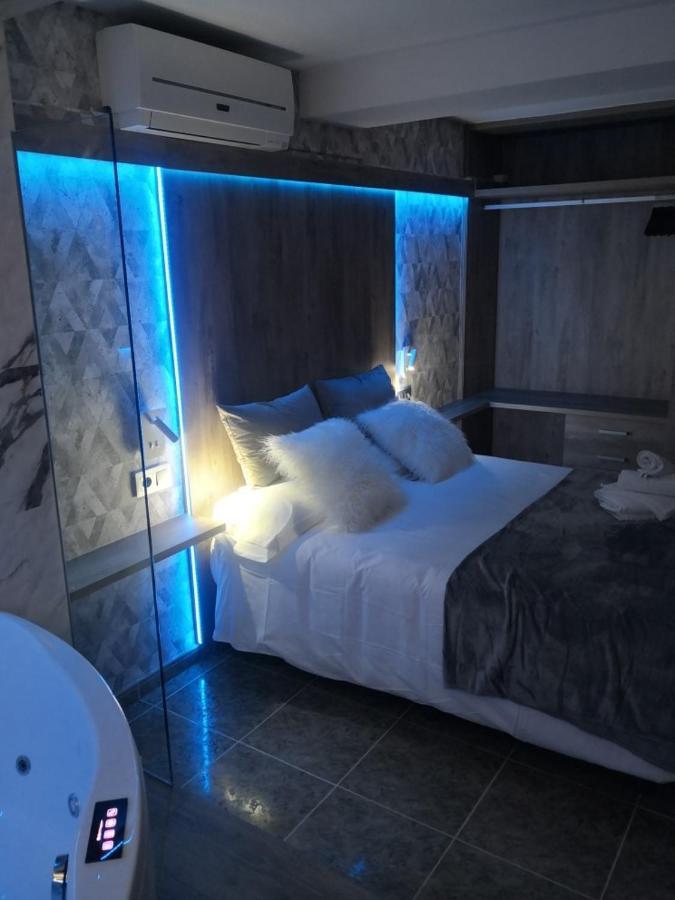 Apartamentos Los Robles Alcala del Jucar Bagian luar foto