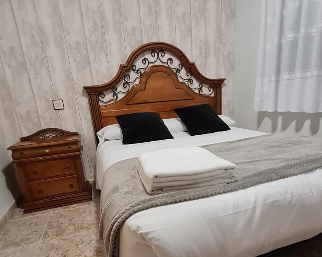 Apartamentos Los Robles Alcala del Jucar Bagian luar foto